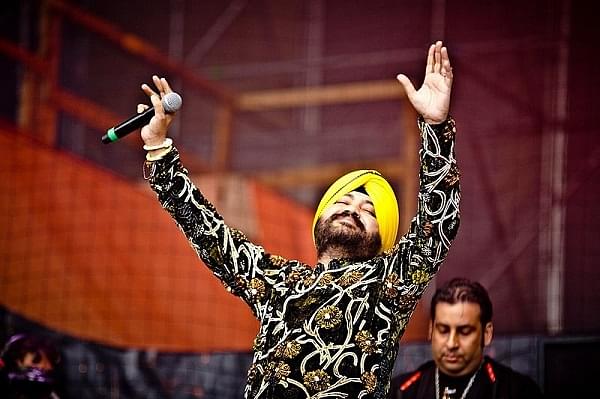 Indian singer Daler Mehender on stage. (Wikimedia Commons)
