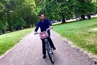 Akhilesh Yadav cycling in London (Uttarpradesh.org)