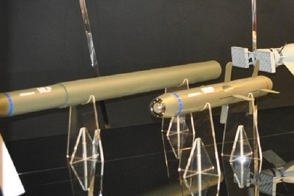 Missile Moyenne Portée (Medium-Range Missile/MMP) man portable anti-tank guided missiles (Tiraden via Wikipedia)