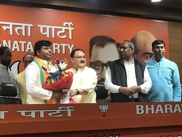 Nishad Party MP Praveen Nishad joining the BJP (Pic via twitter)