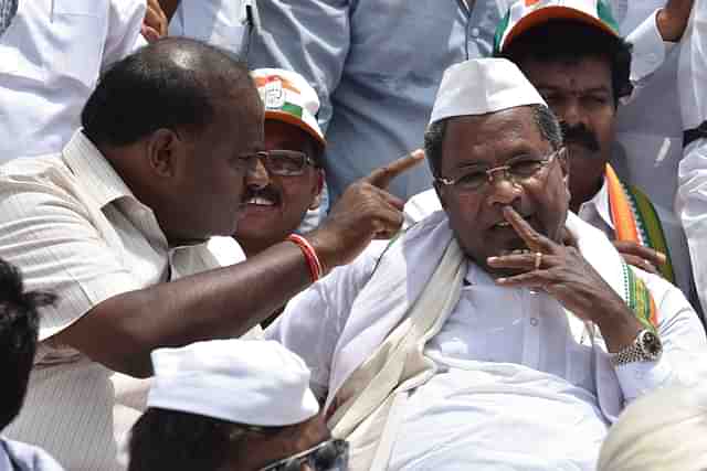 Siddaramaiah (R) with Kumaraswamy (L). (Arijit Sen/Hindustan Times via Getty Images)