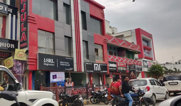 The entire shopping arena in civil lines is coloured  red and black