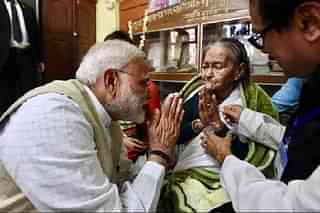Prime Minister Narendra Modi greeting Binapani Devi. (@narendramodi)