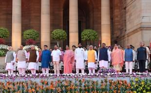 Prime Minister Narendra Modi with his new cabinet colleagues at the beginning of the second term. (@PMOIndia)