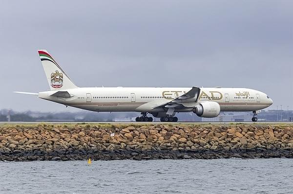 Etihad Airways (A6-ETO) Boeing 777-3FX (ER) departing Sydney Airport. (Wikimedia Commons)