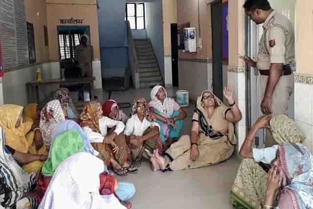 Villagers of Khurshidpura protest inside Jarcha police station on 28 April