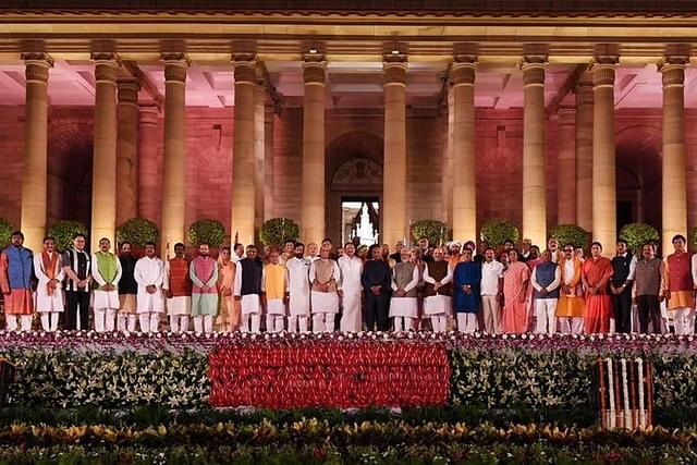 President Kovind and PM Modi with the ministers after oath-taking ceremony (@narendramodi/Twitter)