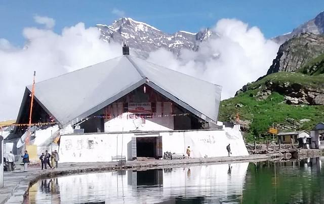 Tucked beautifully amidst seven snow-capped peaks and marvellous glaciers, Shri Hemkund Sahib is an important pilgrimage destination in Uttarakhand (Source: @indianholidays/Twitter)