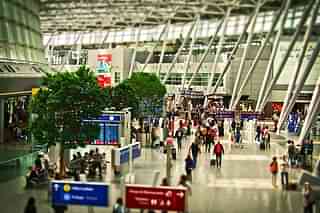Passengers passing through an airport terminal. (Pixabay/Michael Gaida)