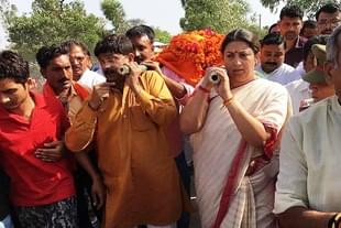 Senior BJP leader Smriti Irani lending a shoulder to Surendra Singh’s mortal remains