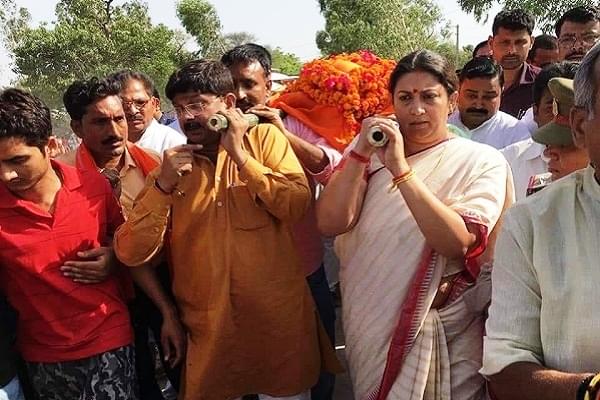 Senior BJP leader Smriti Irani lending a shoulder to Surendra Singh’s mortal remains