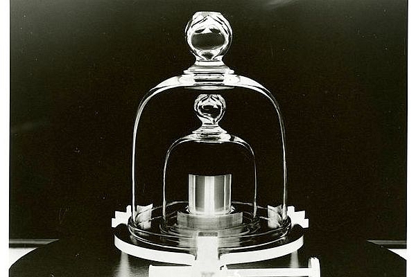 Bell jar display of prototype kilogram replica (National Institute of Standards and Technology/Wikimedia Commons)