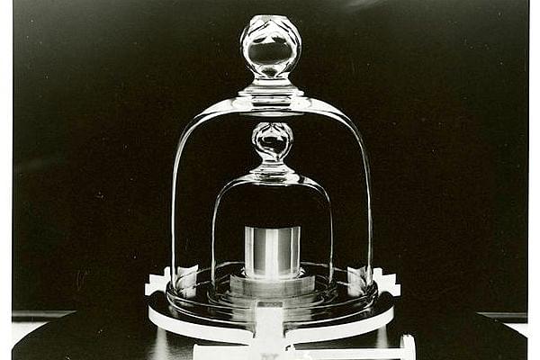 Bell jar display of prototype kilogram replica (National Institute of Standards and Technology/Wikimedia Commons)