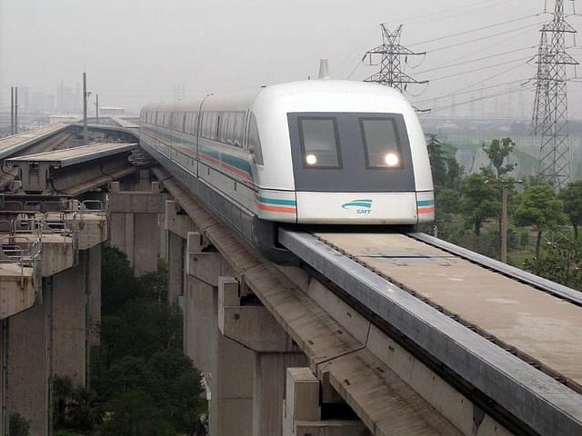 Shanghai Maglev Train on the track. (JakeLM/Wikipedia)