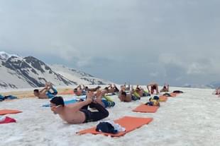 ITBP personnel performing yoga bare-chested in -10 degree Celsius (@ANI/Twitter) 