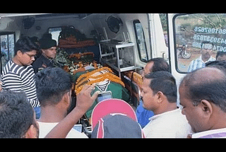Mortal remains of Indian Army jawan wrapped in BJD party flag (@Abhilash_INC/Twitter)