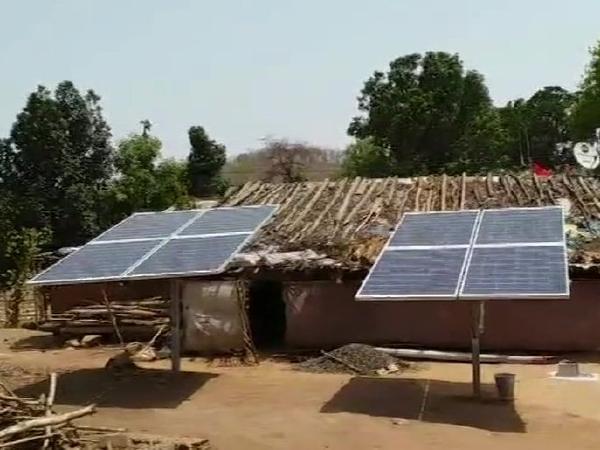 The induction cook-tops provided by the central government and powered by solar panels, both are made by the students of IIT Bombay. (image via Sudhansu Padhy/ Facebook)