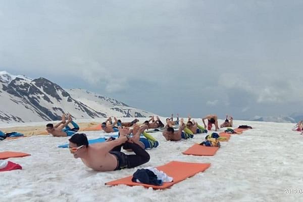 ITBP Personnel Performing Yoga bare-chested near Rohtang Pass at 14,000 feet in -10 degree Celsius temperature (@ANI/Twitter)