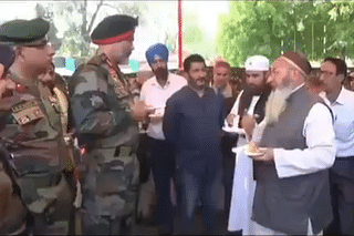 A Kashmiri local speaks with Army officers.