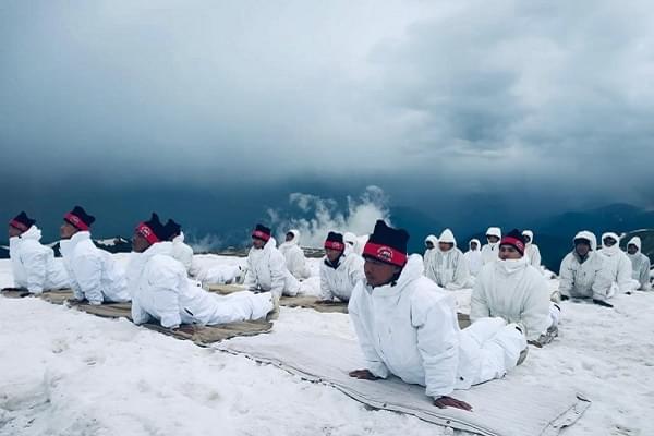 Indian Army personnel performing Yoga (@adgpi/Twitter)