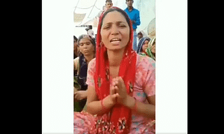 A snapshot of the video where the aunt of the victim is demanding justice (via Twitter)