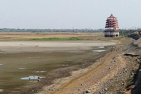 A dried up reservoir in Chennai (@Jay_Apoorva18/Twitter)