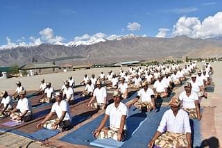 ITBP personnel performing Yoga at Leh (@ANI/Twitter)
