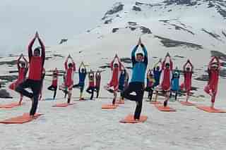 ITBP Personnel Performing Yoga near Rohtang Pass at 14,000 feet in -10 degree Celsius temperature (@ANI/Twitter)