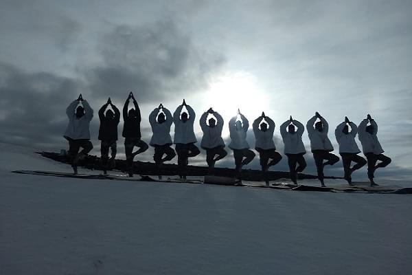 Indian Army personnel performing Yoga (@adgpi/Twitter)