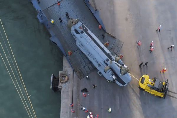 A Chinook helicopter being unloaded at Mundra port. (@AdaniOnline/Twitter)