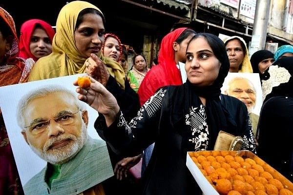 Muslim women celebrating the ban on triple <i>talaq</i>. (Anshuman Poyrekar/Hindustan Times via GettyImages)