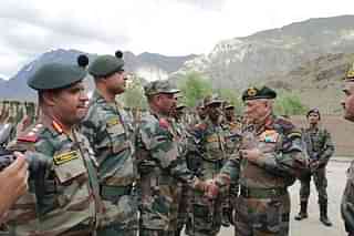 COAS General Bipin Rawat with troops in Dras sector (Representative Image) (@NorthernComd_IA/Twitter)