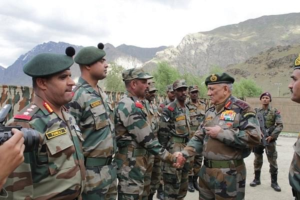 COAS General Bipin Rawat with troops in Dras sector (@NorthernComd_IA/Twitter)