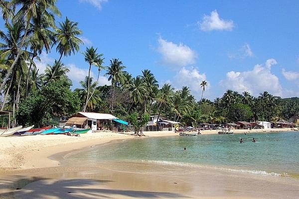 Unawatuna Beach in Sri Lanka (Pic by Bernard Gagnon via Wikipedia)