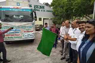 Mango Trial Shipment Being Flagged Off From Mallihabad Mandi (Pic Via PIB)