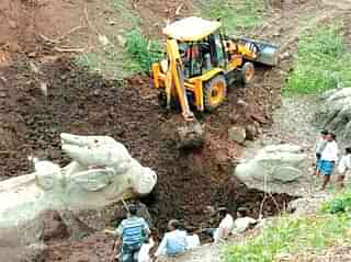 The Nandi Monoliths being unearthed. (picture credit Star of Mysore)&nbsp;