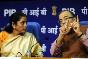 Union Finance Minister Nirmala Sitharaman (L) and past Union Finance Minister Arun Jaitley (R) (Sonu Mehta/Hindustan Times via Getty Images)