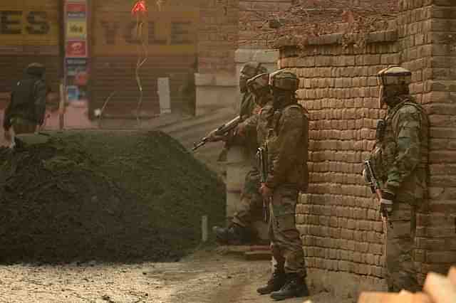 Indian army soldiers  (TAUSEEF MUSTAFA/AFP/Getty Images)