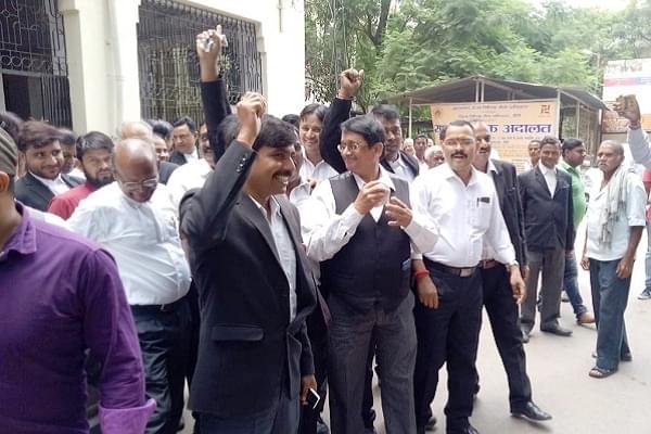 Lawyers gathered outside the Ranchi court (@InterpidSaffron/Twitter)