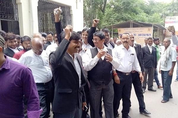 Lawyers gathered outside the Ranchi court (@InterpidSaffron/Twitter)