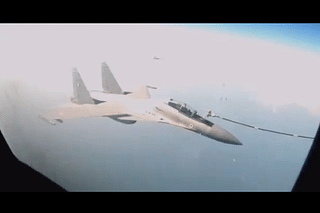 Sukhoi Su-30 undergoing mid-air refuelling (Video screengrab)