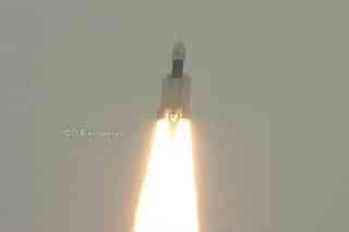 The GSLV Mark-III carrying Chandrayaan-2 lunar probe taking of from Sriharikota. (image via @isro/Twitter)