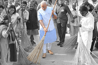 Prime Minister Narendra Modi participating in a swachata event.&nbsp;
