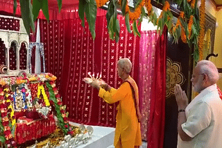 PM Modi offering his prayers at the Sreenathji temple in Manama.(Pic via Twitter)