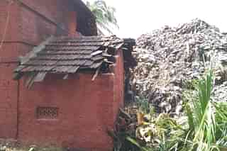 The trash that has flowed down and accumulated beside a house in Mandara.