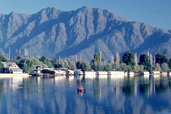 The Dal Lake in Kashmir (@AkbarKashmir / Twitter)