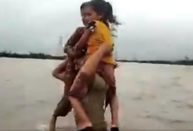 Gujarat policeman carrying kids on shoulder (Source: @ANI/Twitter)