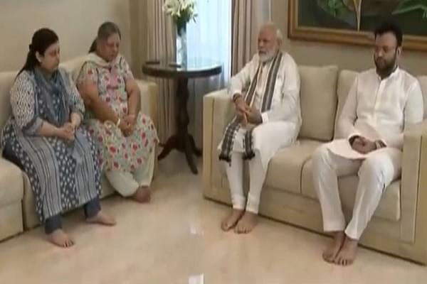 PM Modi meeting with family members of Arun Jaitley (@DDNewsLive/Twitter)