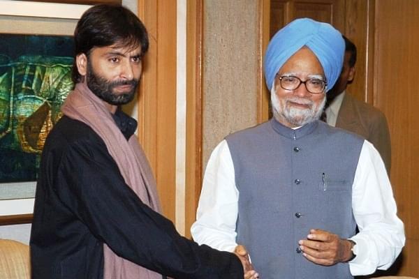 Yasin Malik with former prime minister Manmohan Singh (Wikimedia Commons)
