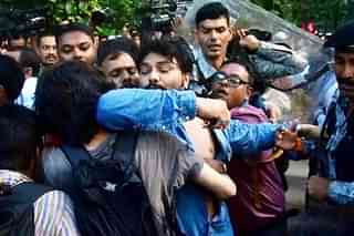 Union Minister Babul Supriyo being assaulted by leftist goons at Jadavpur University. (Picture by ABVP)